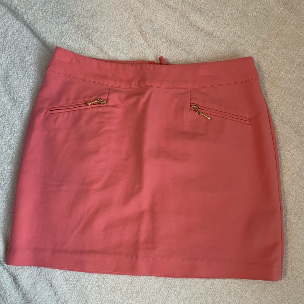 Fitted skirt.